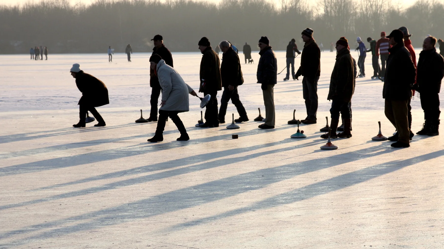 Gruppe beim Eisstockschießen auf dem Eis