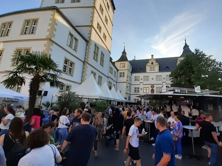 Der Platz mit Ständen und Sitzgelegenheiten in der Mitte