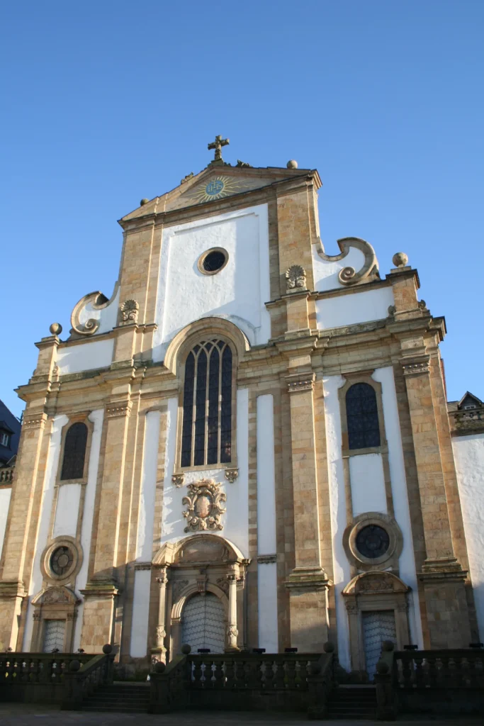Die Marktkirche von unten gesehen: Freitreppe, verziertes Portal und die helle Barockfassade